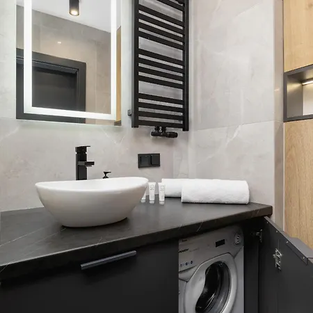 Black And Grey In Cracow With Balcony, Parking And Desk By Renters Apartman Krakkó