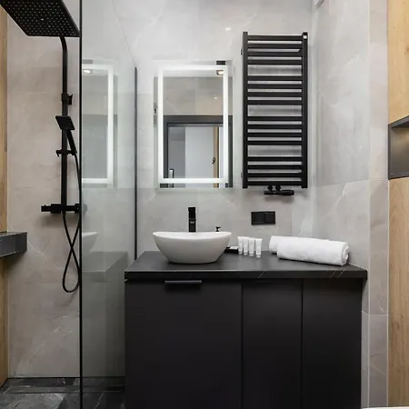Appartement Black And Grey In Cracow With Balcony, Parking And Desk By Renters Krakau